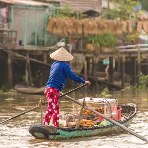Vietnamese lady on her rowing boat